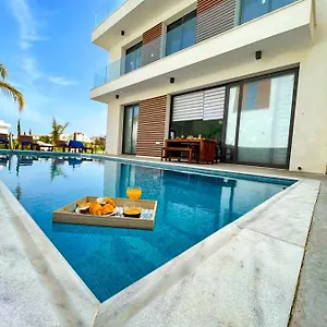  Villa By The Natalya